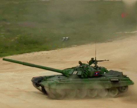 一辆急速行驶的装甲车GIF图片