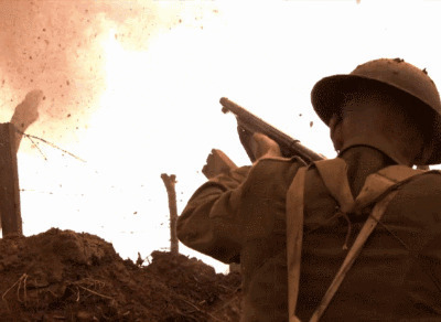 勇敢的士兵用步枪打手雷gif图片