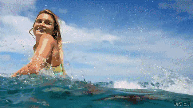 大海上冲浪的女孩gif图片