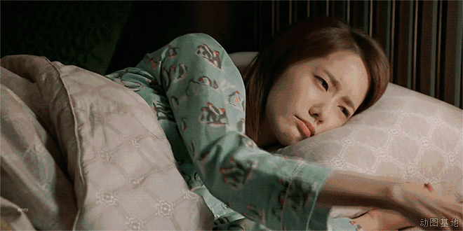 生气的女孩躺在床上难以入睡gif图片:睡觉