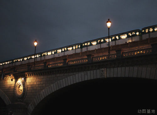 黑夜中的观光火车gif图片