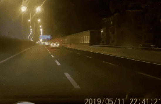 高速撞车并发生自燃GIF图片
