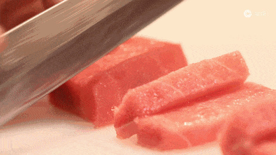 锋利的刀切猪肉GIF图片:切肉