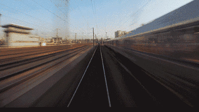 火车快速穿过车道GIF图片:火车