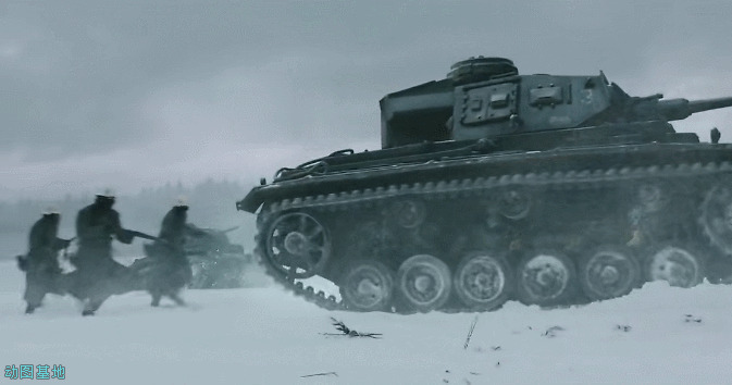在寒冷的雪地里急速行驶的装甲车gif图片