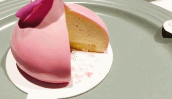 美味可口的水蜜桃蛋糕gif图片