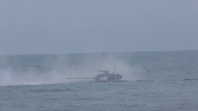 装甲车在海面上航行发啥炮弹gif图片:装甲车