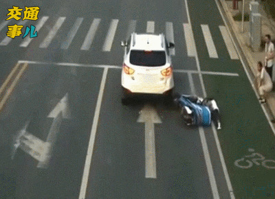 骑电动车走机动车道撞上等绿灯的汽车gif图片