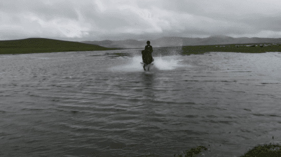 骑马过小河GIF图片:骑马