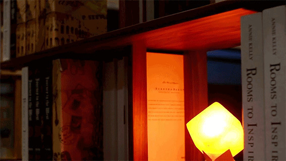 书房里的灯光动态图片