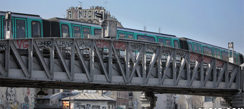 火车从铁桥通过GIF图片:火车