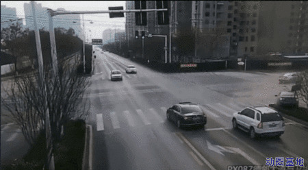 横冲直撞的小车GIF图片