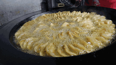 一大锅美味的水煎饺gif图片