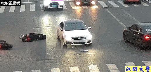 汽车撞骑车人动态图片