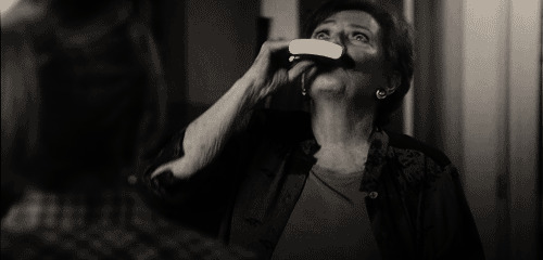 老太太拿着酒壶喝酒gif图片:喝酒