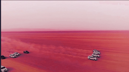 几辆越野车在红色的沙漠上狂奔gif图片:越野车