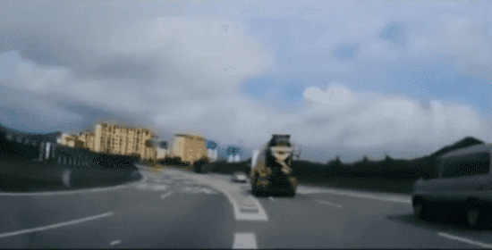 水泥车酿车祸GIF图片:车祸