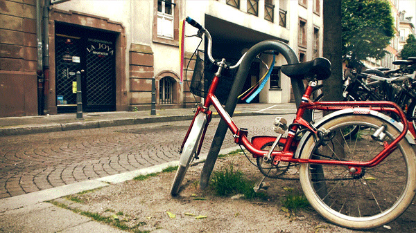 停在路边的自行车gif图片:自行车