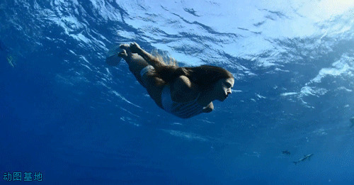 海底潜水的女人GIF图片:潜水