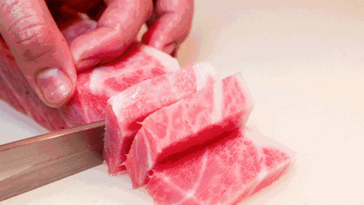 小刀切牛肉动态图片:切肉