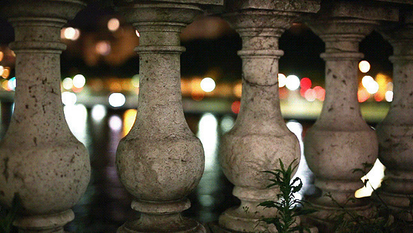 透过桥墩看夜景GIF图片:夜景