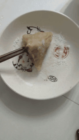 端午节美味的粽子蘸糖gif图片