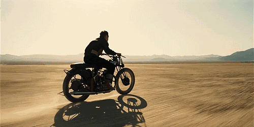 沙漠骑摩托车GIF图片