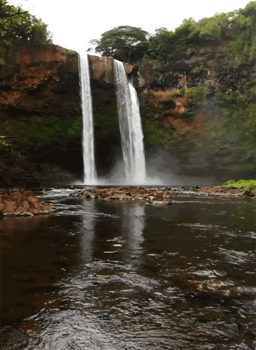 瀑布汇成溪流GIF图片:瀑布