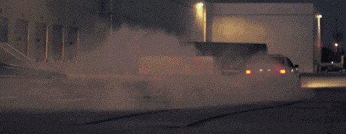 喷烟的小车GIF图片