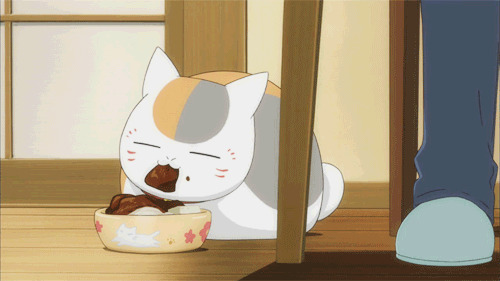卡通小猫咪趴在地上吃饭gif图片:猫咪