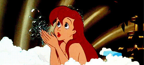红头发女孩洗澡吹泡泡gif图片:洗澡
