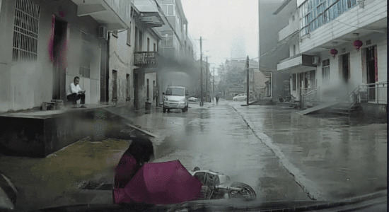 下雨天骑电动车打伞让车摔倒gif图片