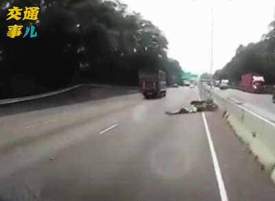 骑摩托车马路上撞上大货车GIF图片:车祸