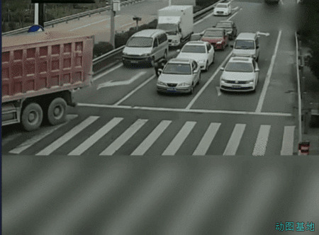 摩托车公路遇险动态图片