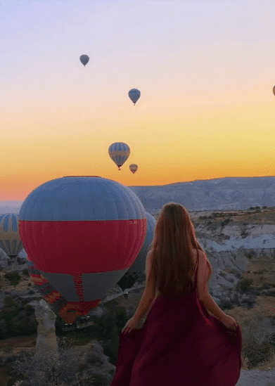 浪漫女人奔向热气球gif图:热气球