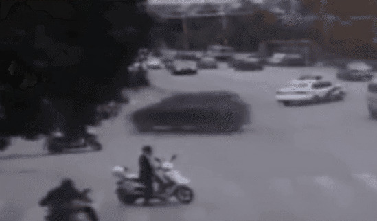 失控的小车GIF图片:车祸,失控