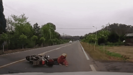 摩托车不小心被撞GIF图片:摩托车,车祸