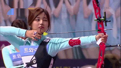 韩国美女瞄准射箭闪图:射箭