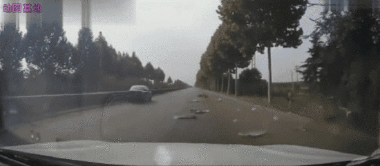 小车撞三轮车GIF图片:车祸