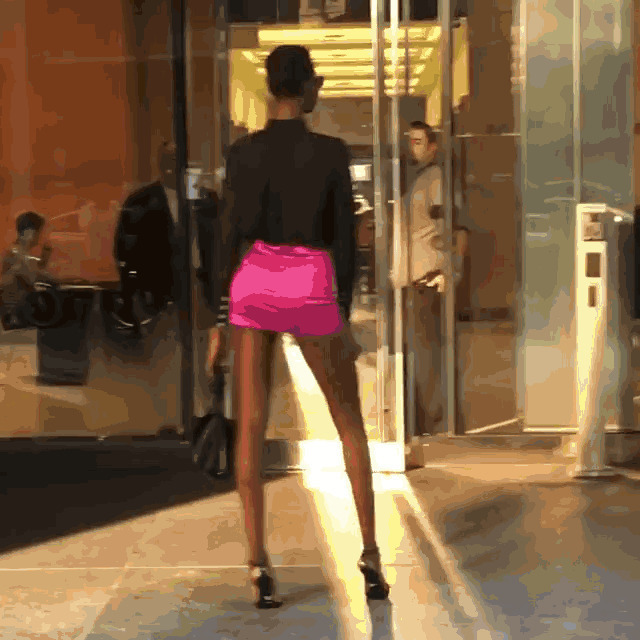 大长腿的黑人美女在门口秀身材gif图片:大长腿