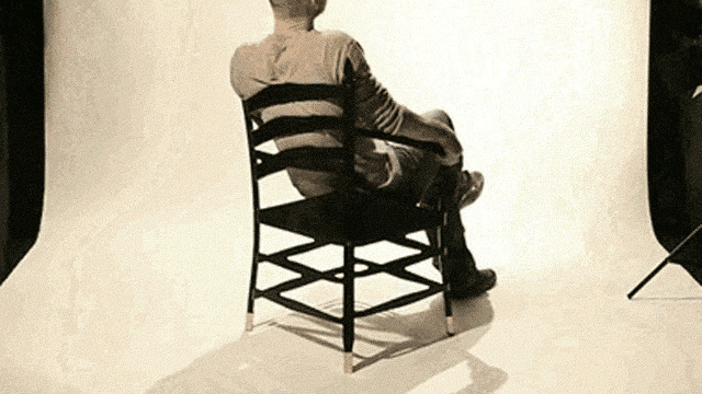 坐凳子翘二郎腿GIF图片:翘腿