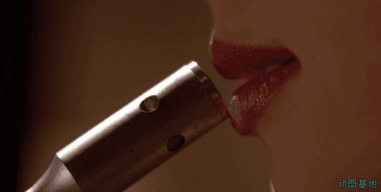 红唇女歌手动态图片:红唇