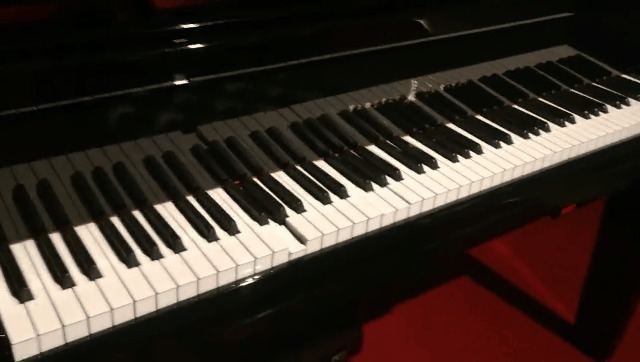 自动弹的钢琴GIF图片:钢琴