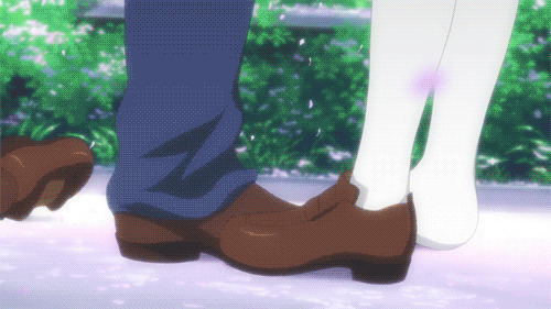 卡通情侣拥抱踩鞋子gif图片:情侣
