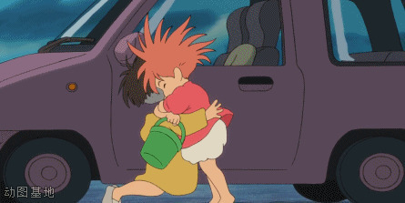 卡通小孩惦着小桶奔跑着拥抱gif图片:拥抱