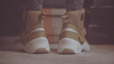 踩在地上的一双鞋GIF图