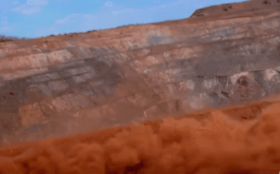 汽车在沙漠中穿行荡起了一层厚厚的尘土gif图片