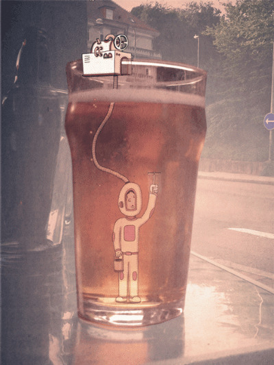 啤酒杯里的影像人物GIF图片:杯子