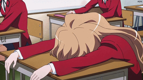 上课犯困的卡通小女孩趴在桌子上睡觉gif图片