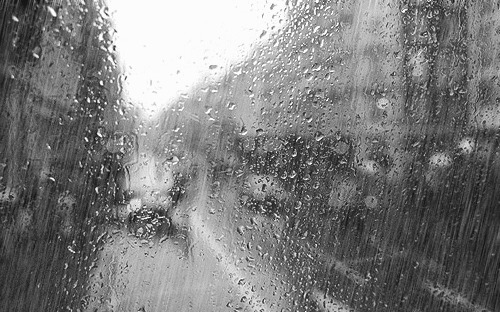玻璃窗外的雨动态图片